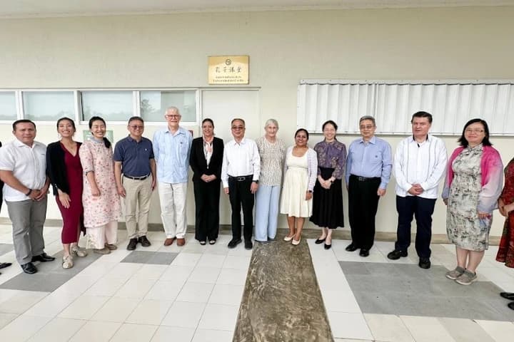 Representantes de Unicaribe y Sun Yat sen estrechando manos